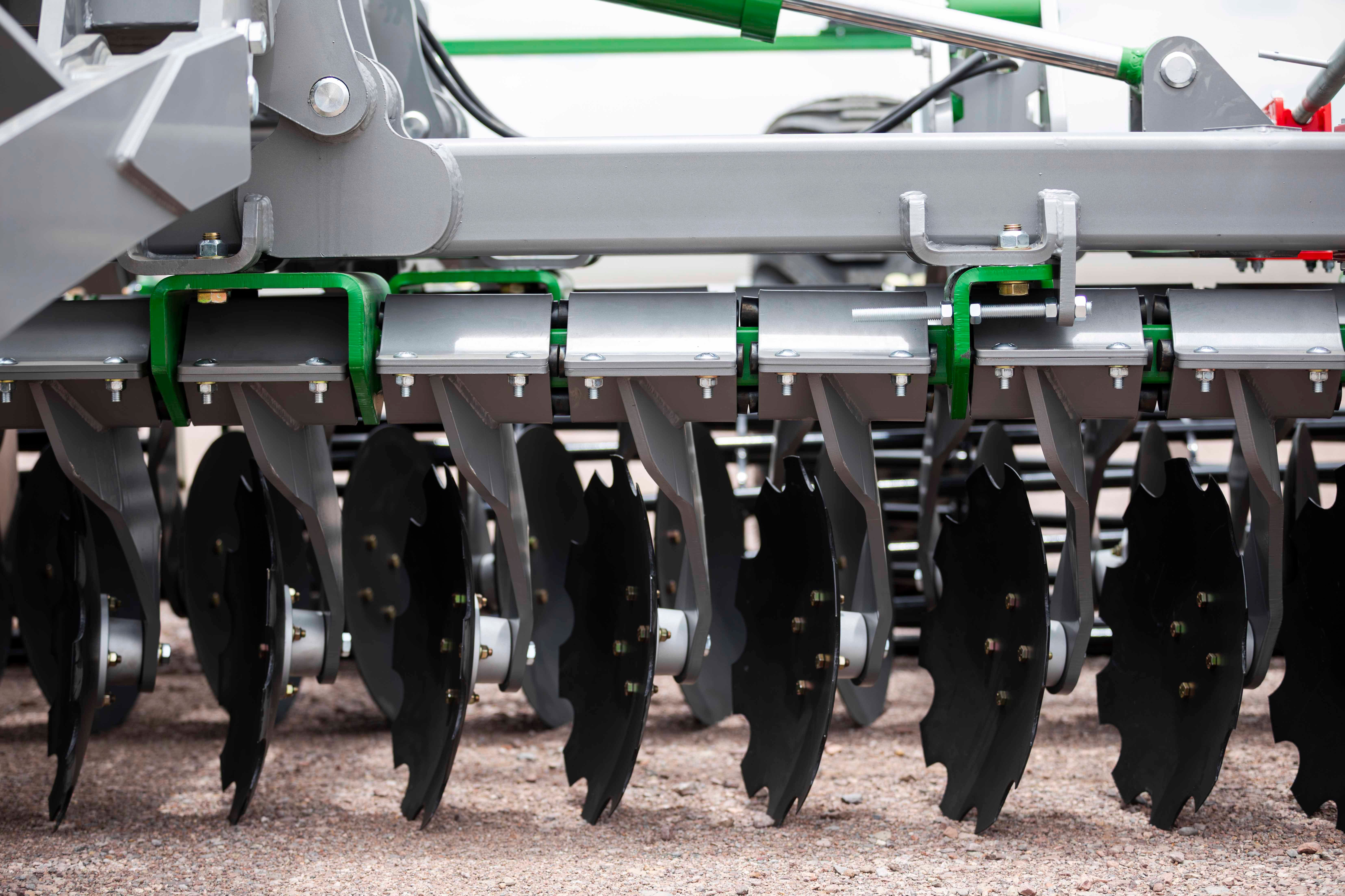 Independently mounted disc arms